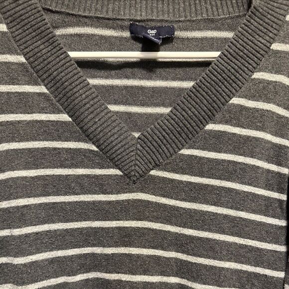 Women’s GAP Factory Grey Striped V-Neck Sweater Size Small - Picture 2 of 4